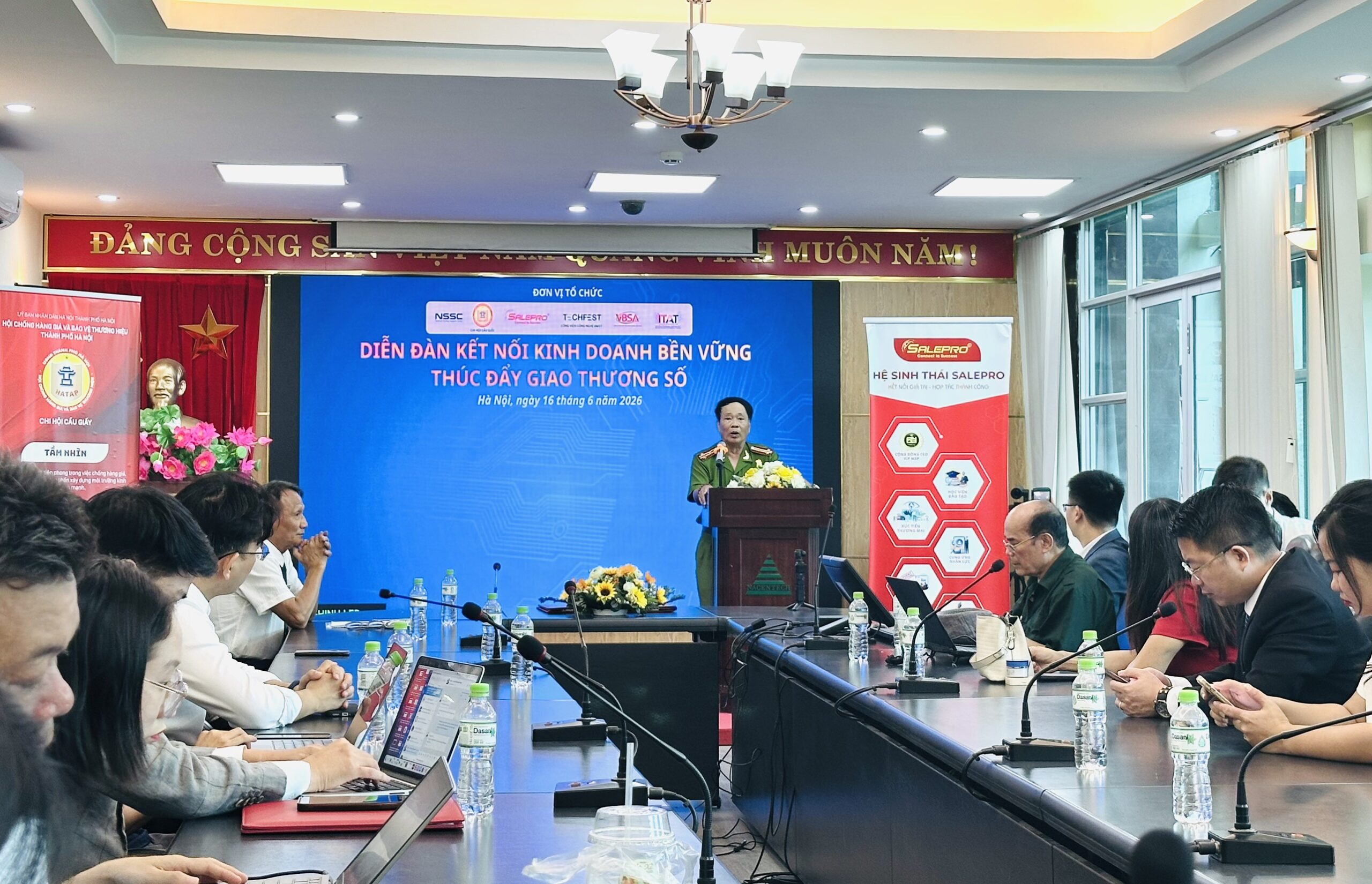 Thượng tá Phạm Quang Long chia sẻ chuyên đề “Chống hàng giả trong giao thương số” tại sự kiện
