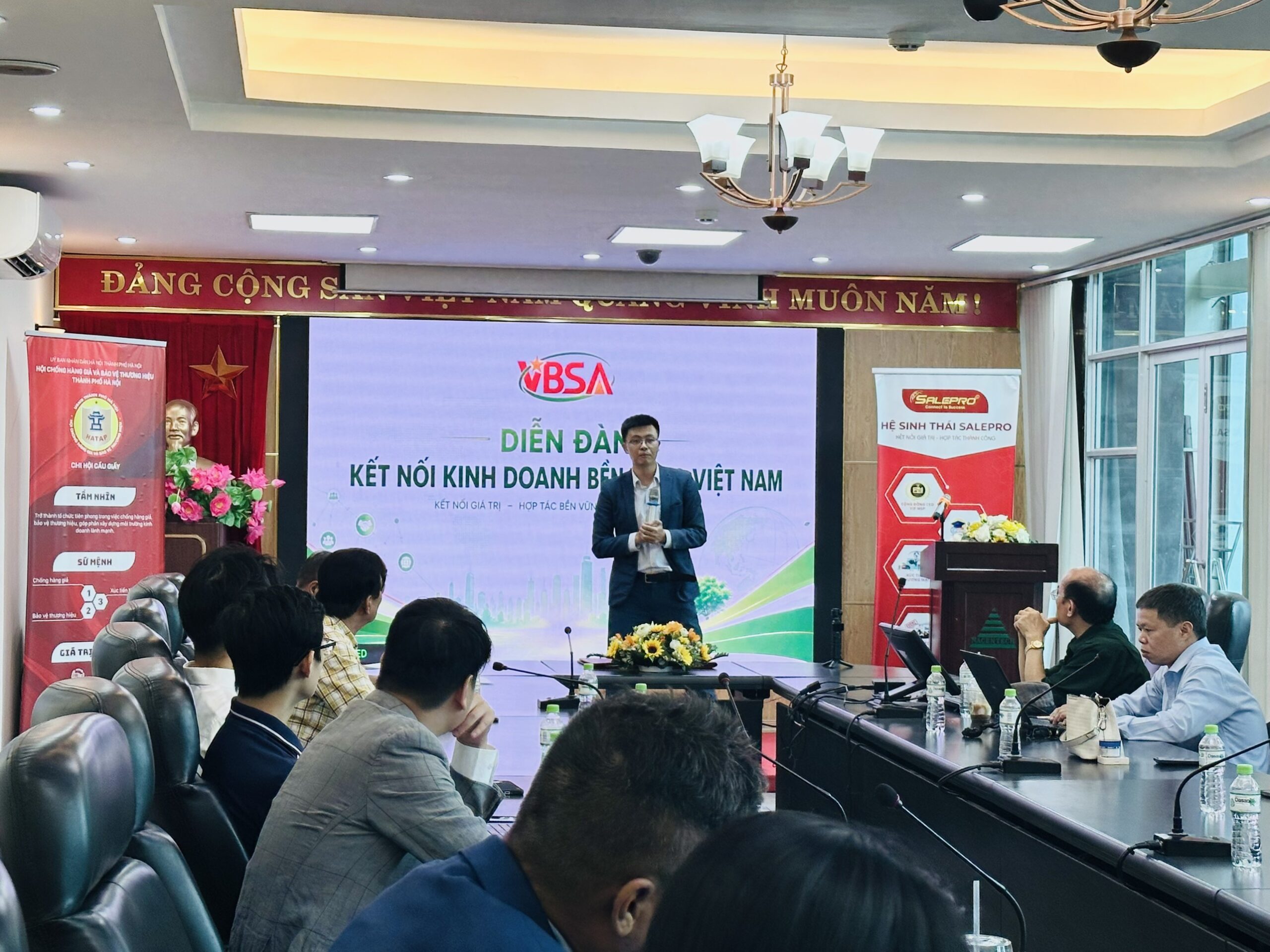 Ông Vũ Dũng – Uỷ viên BCH Hội chống hàng giả Thành phố Hà Nội, Nhà sáng lập diễn đàn kết nối kinh doanh bền vững Việt Nam (VBSA Forum) chia sẻ tại sự kiện