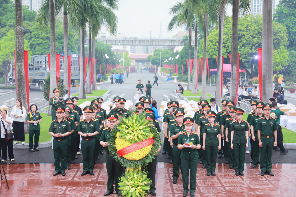 Các đại biểu dâng hương tưởng niệm các Anh hùng liệt sĩ